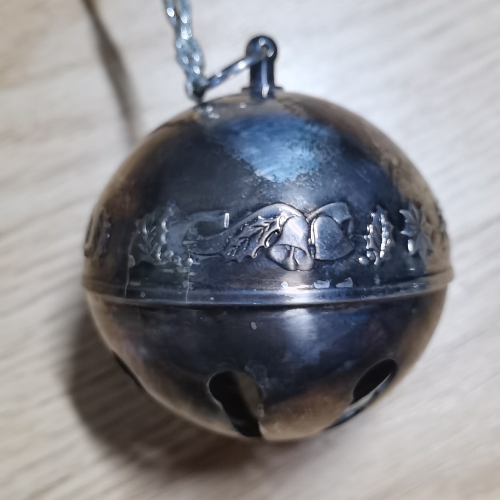 Vintage Wallace Christmas Sleigh Bell Ornament 1983 - Picture 3 of 9